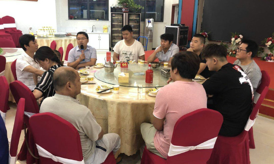 華欣公司組織員工集體聚餐，提升公司凝聚力